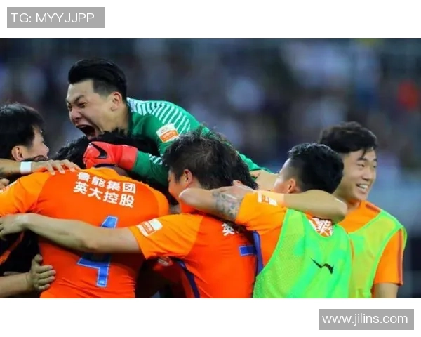 国安与鲁能激战正酣解说员激情四溢为你呈现精彩瞬间